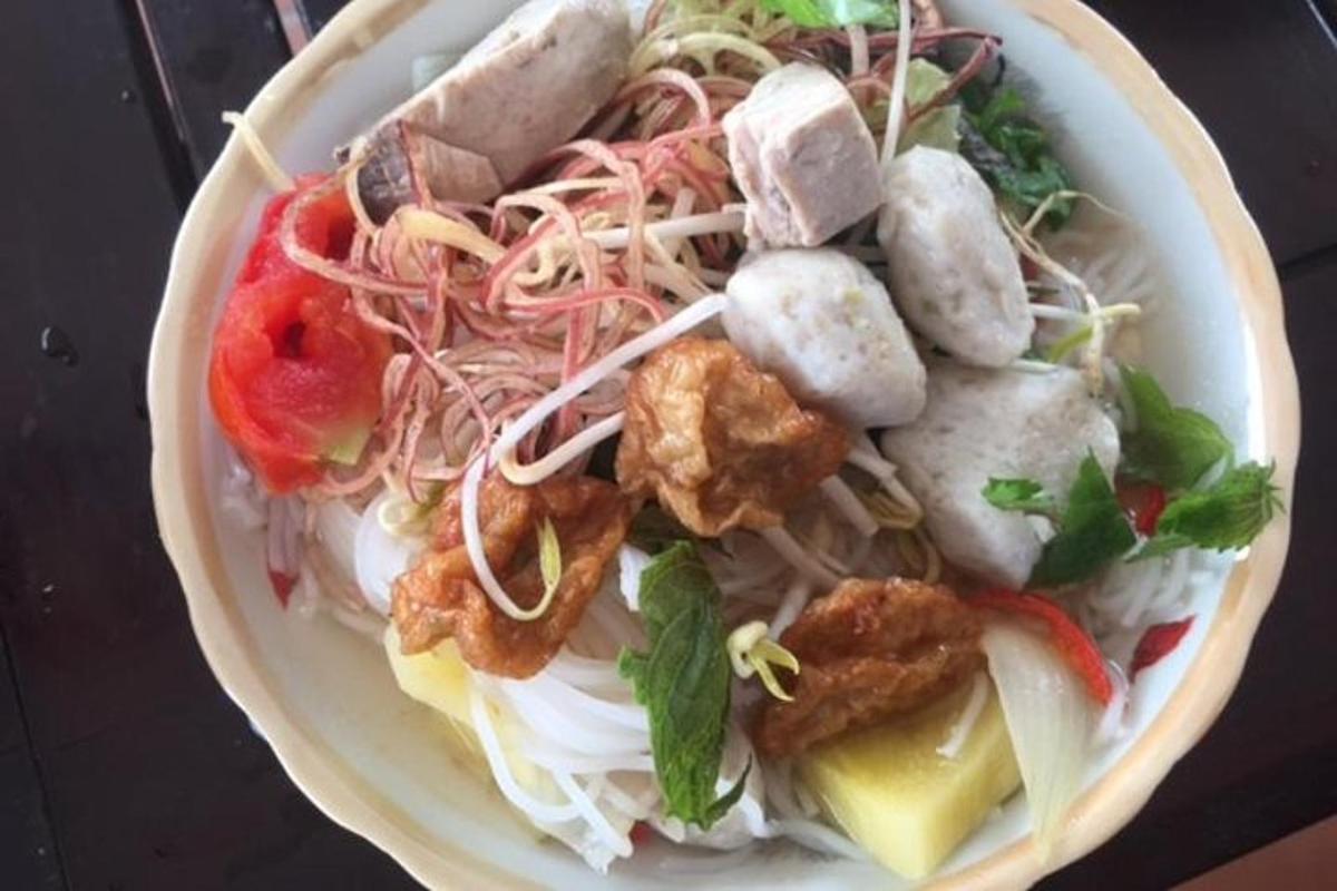 麺類やその他の食べ物が入ったボウル