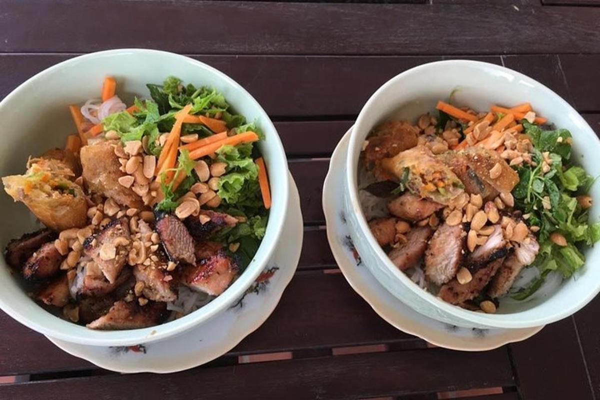 テーブルの上に置かれた2つのボウルの食べ物
