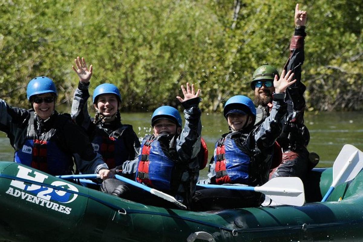 un grup de persones en una bassa en un riu