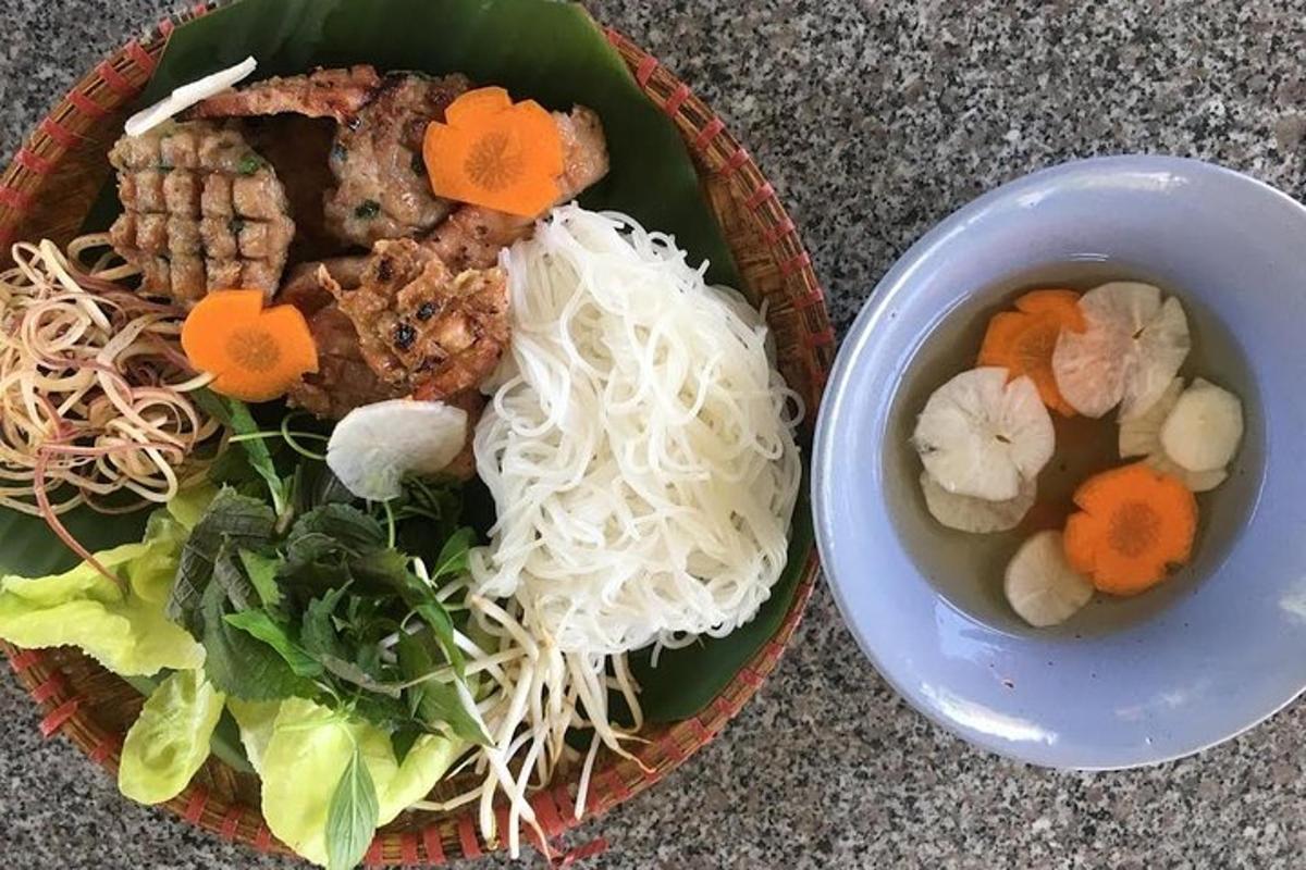 một giỏ thức ăn với mì và một bát súp