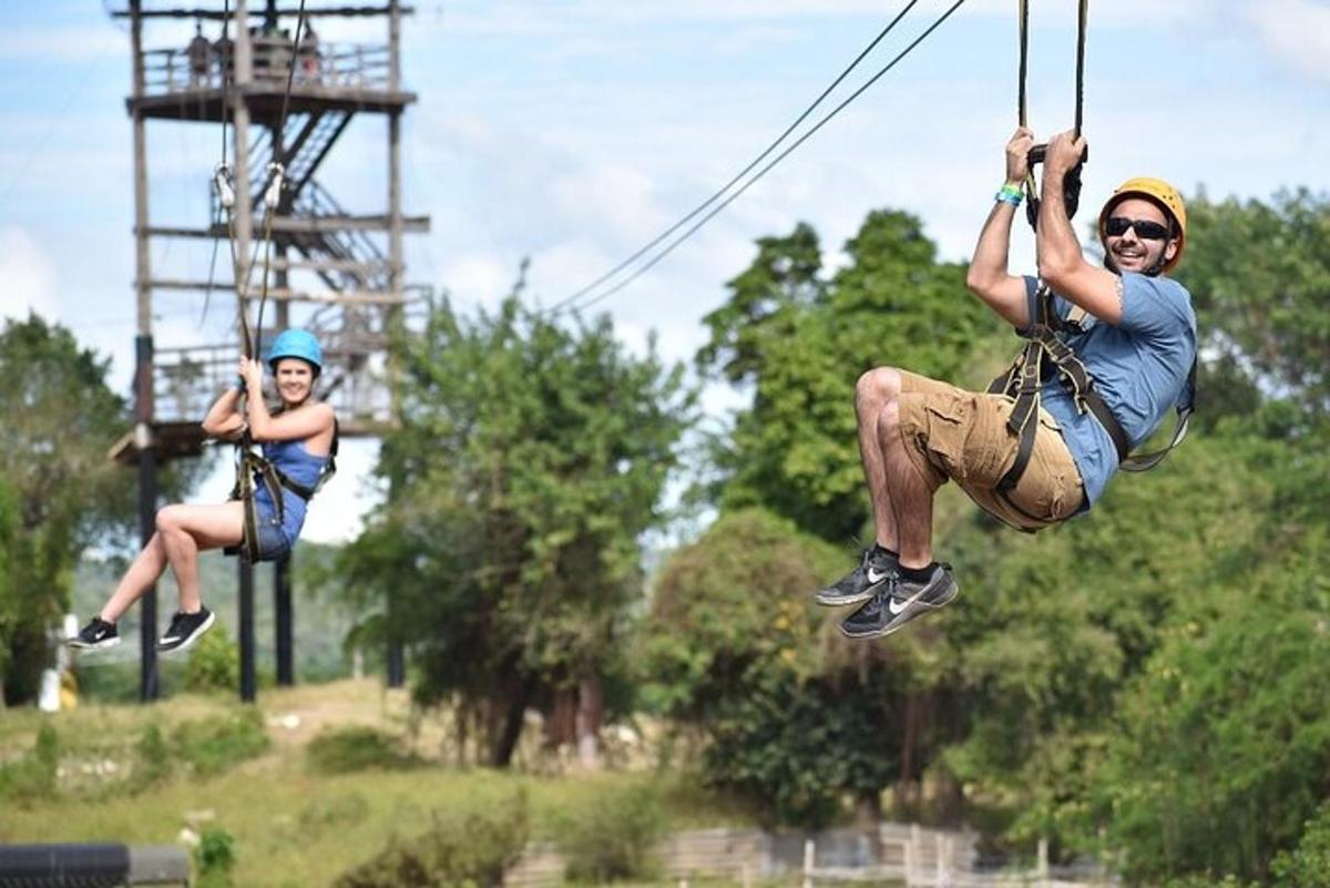 moški in ženska se vozita po ziplineu