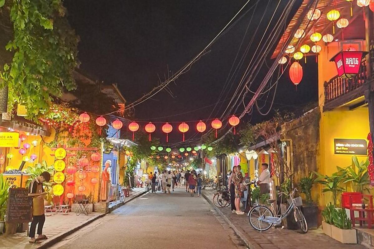 jalan pada waktu malam dengan orang ramai berjalan di jalan