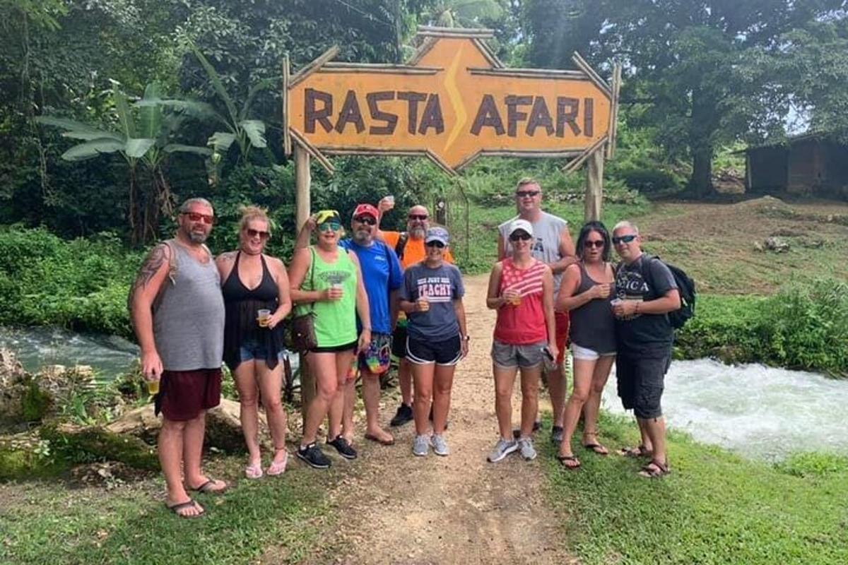 sekumpulan orang berdiri di hadapan papan tanda