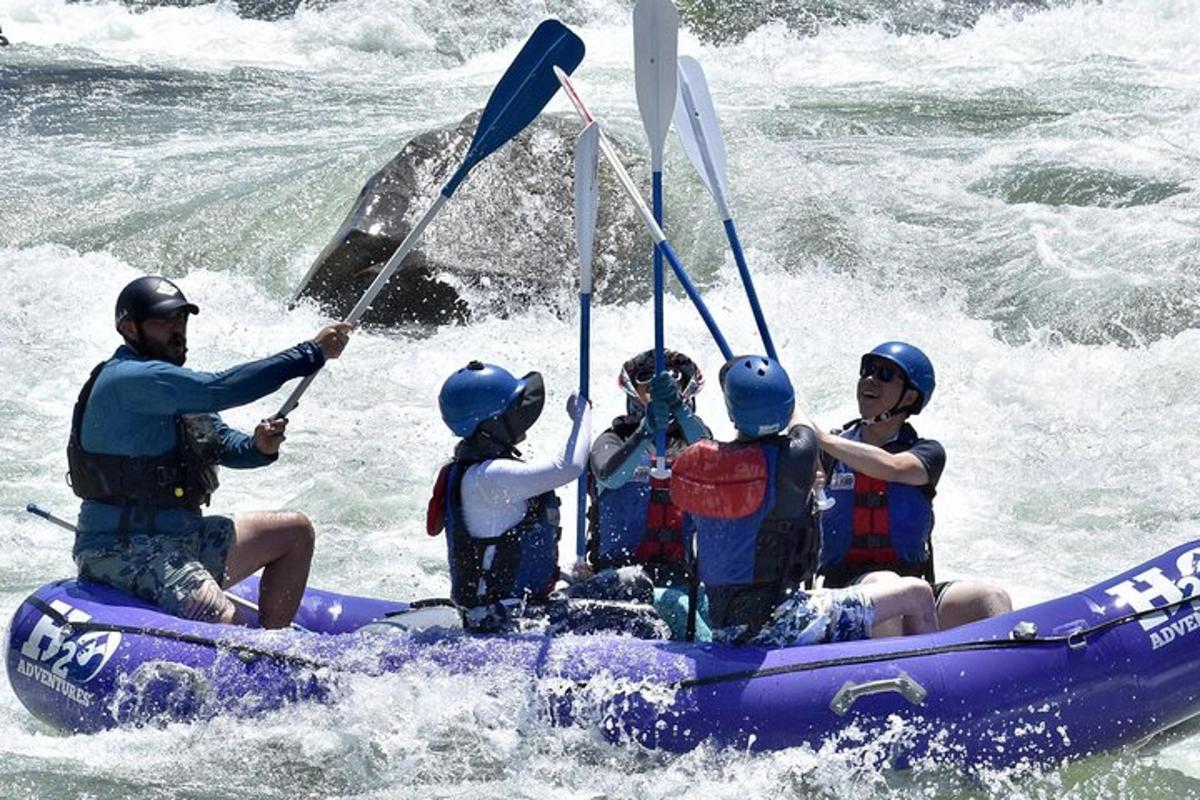 un grupo de personas en una balsa en el agua