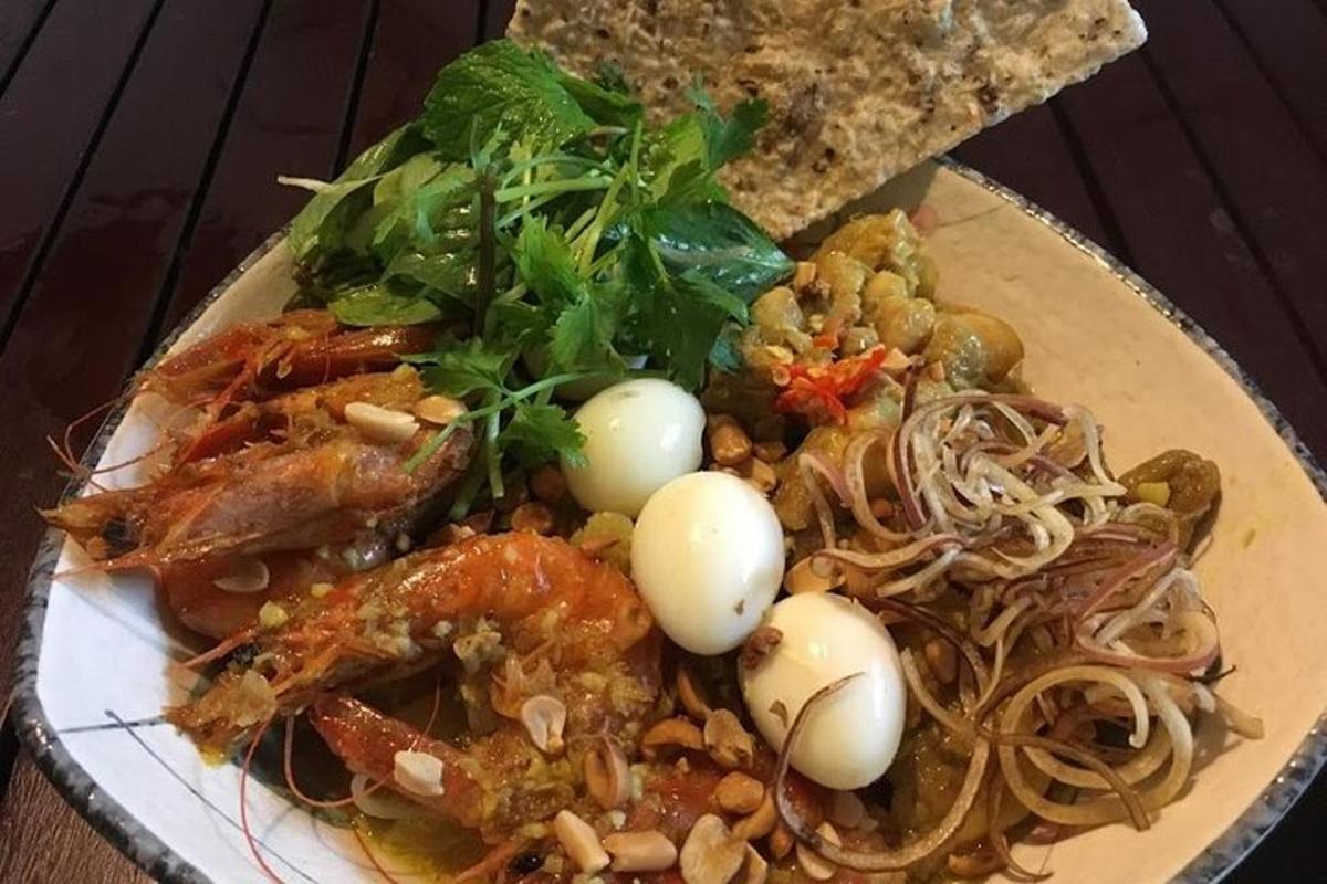 テーブルの上に麺と卵が載った料理の皿