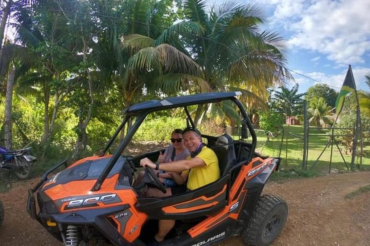 dua orang lelaki menaiki kenderaan atv