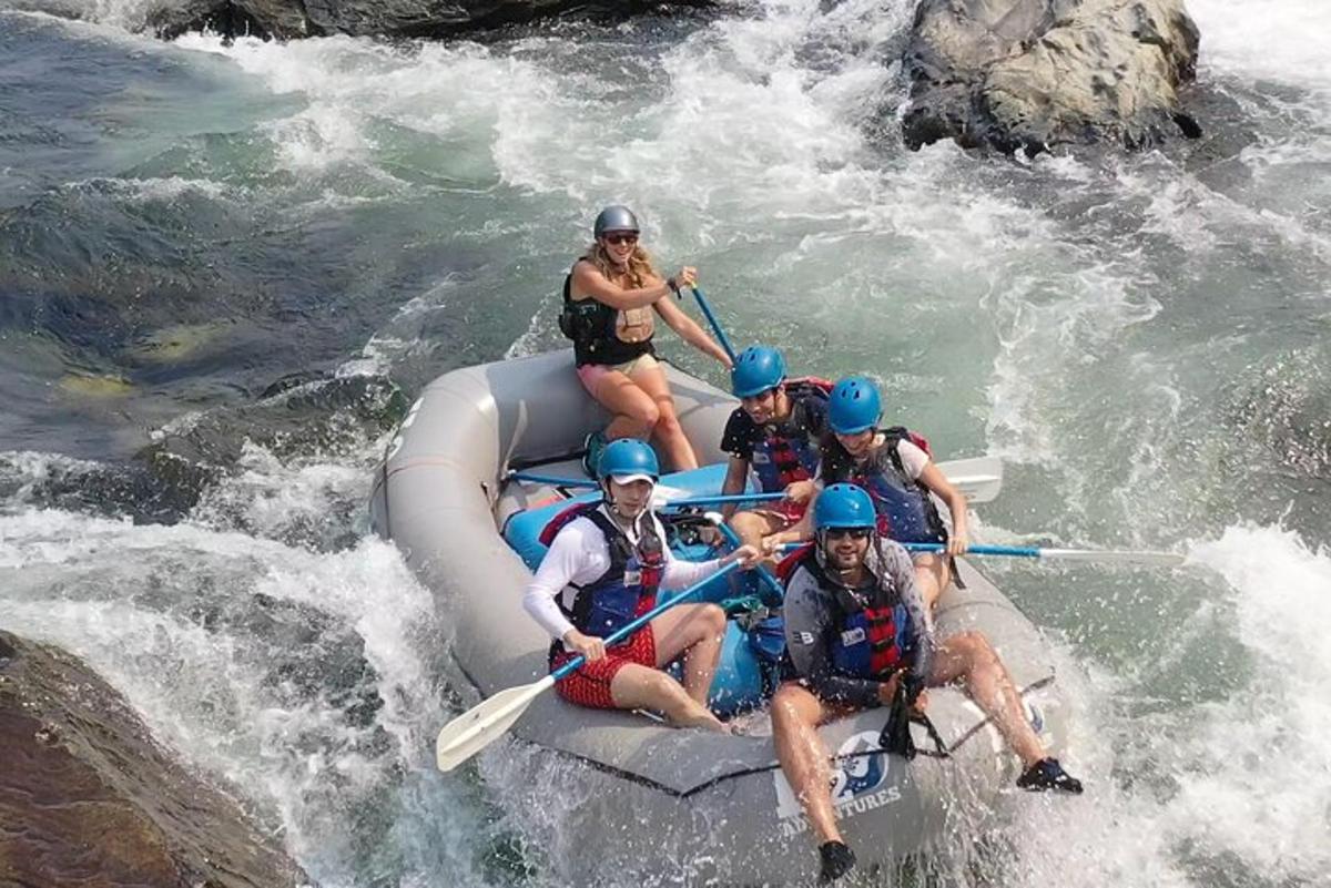 un grup de persones en una bassa a l'aigua