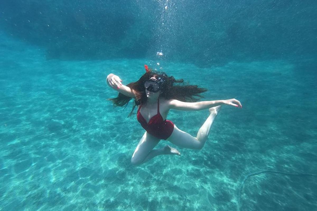 žena v červených bikinách plave ve vodě