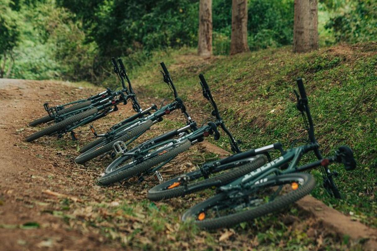 skupina bicyklov zaparkovaných na prašnej ceste