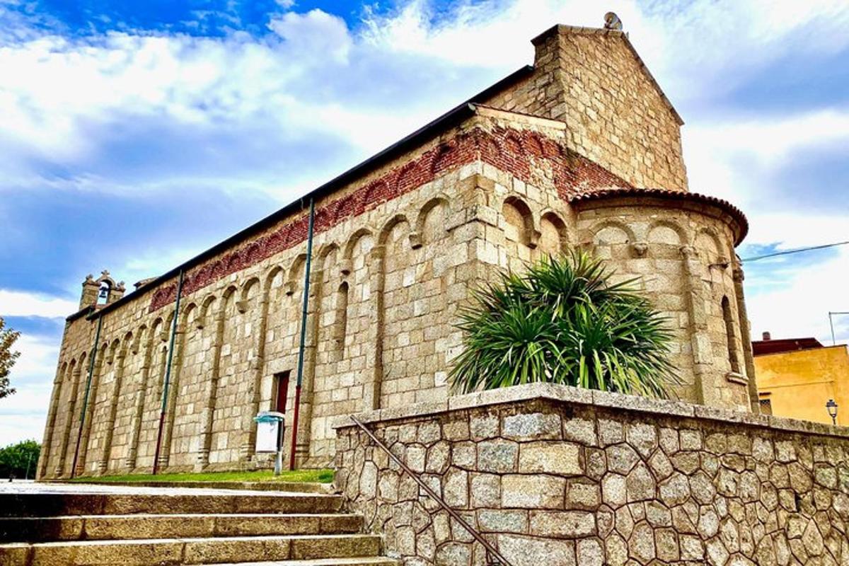 ένα μεγάλο κτίριο από τούβλα με σκάλες μπροστά του