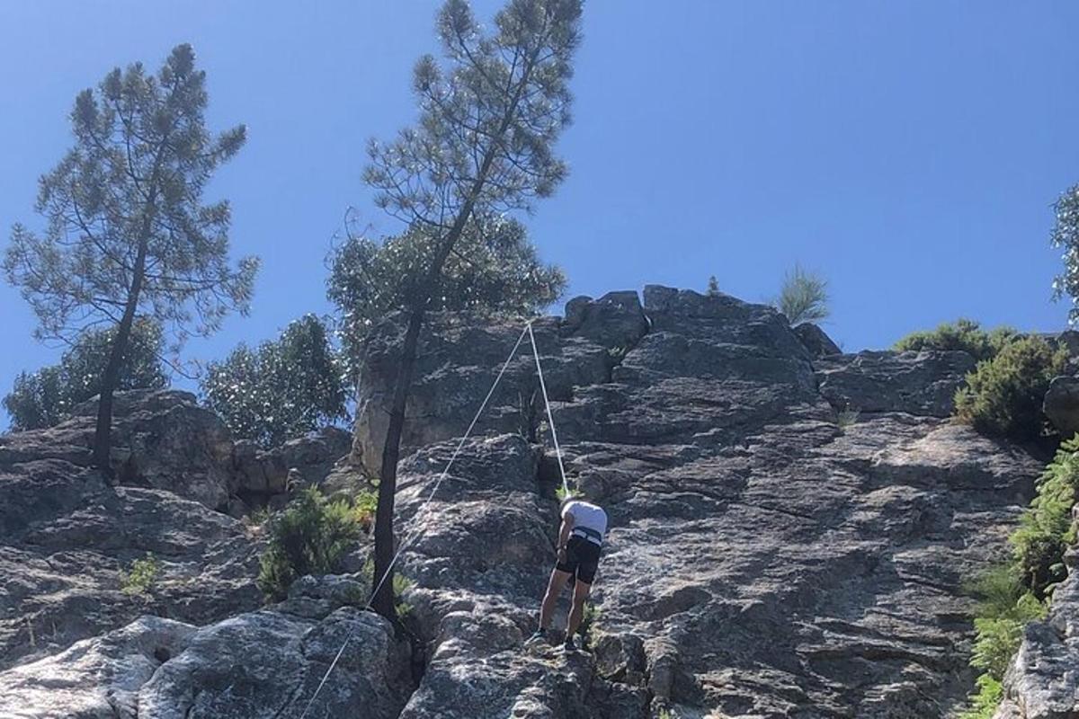seorang pria berdiri di atas gunung berbatu