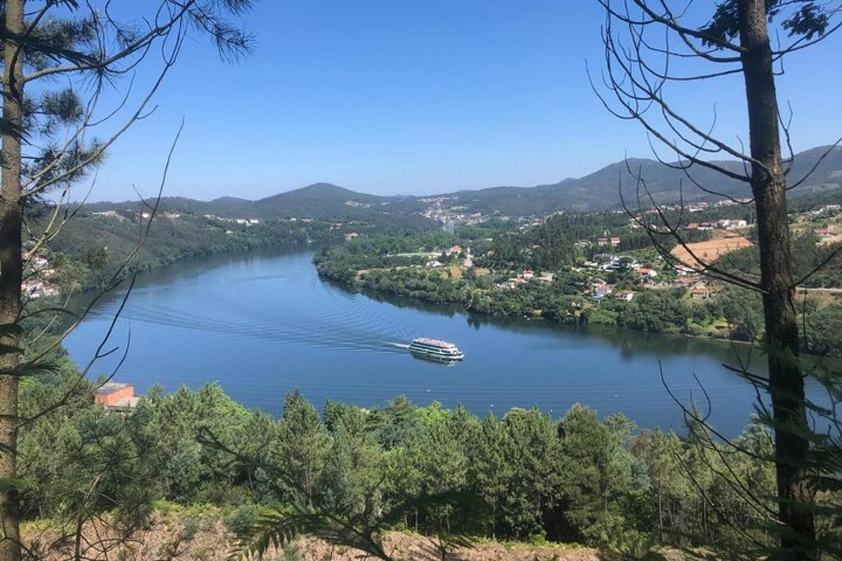 una barca che naviga lungo un fiume con una città
