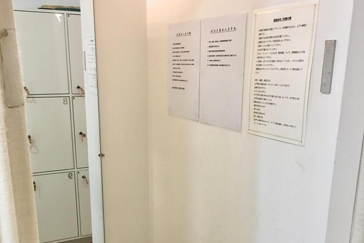 kopalnica z belimi omaricami in napisi na steni