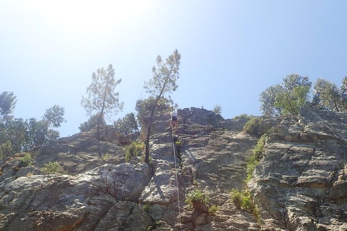 una persona in piedi sulla cima di una montagna rocciosa