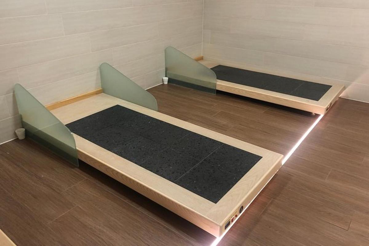 zwei Betten in einem Zimmer mit Holzboden