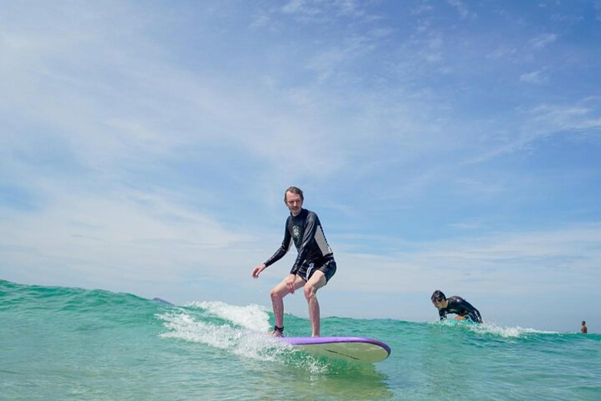 um homem pegando uma onda em uma prancha de surfe no oceano