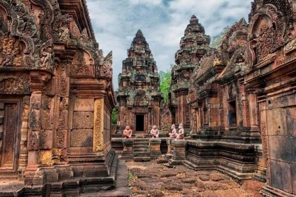 sekumpulan kuil batu dengan orang berdiri di hadapan