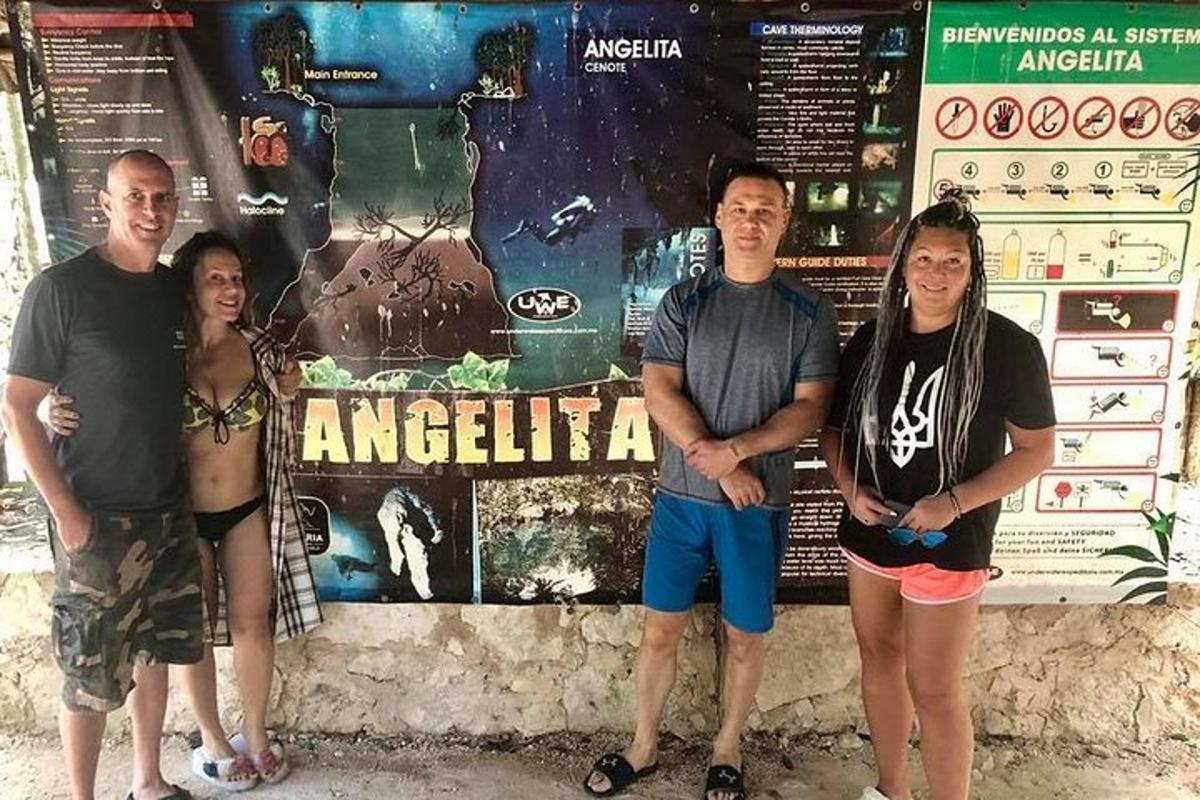 un gruppo di persone in piedi davanti a un poster