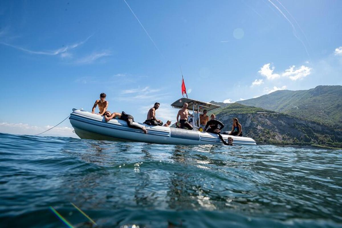um grupo de pessoas em um barco na água