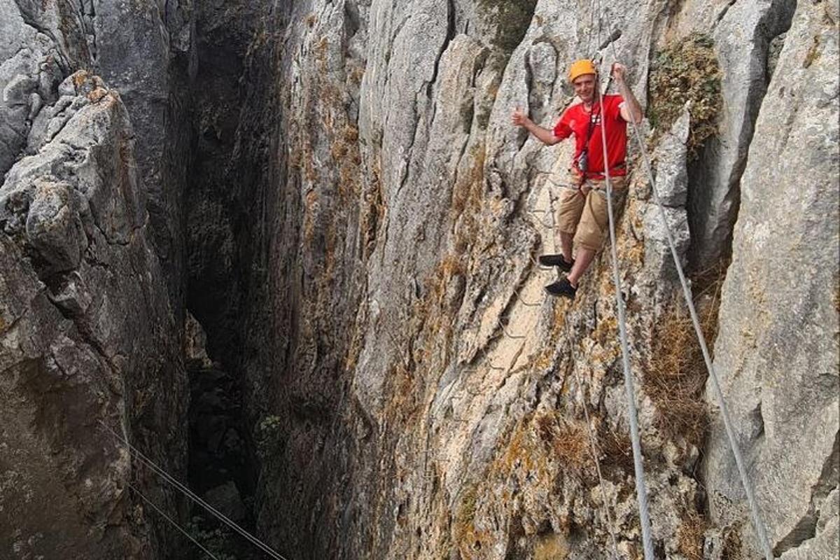 un uomo in piedi su una parete rocciosa