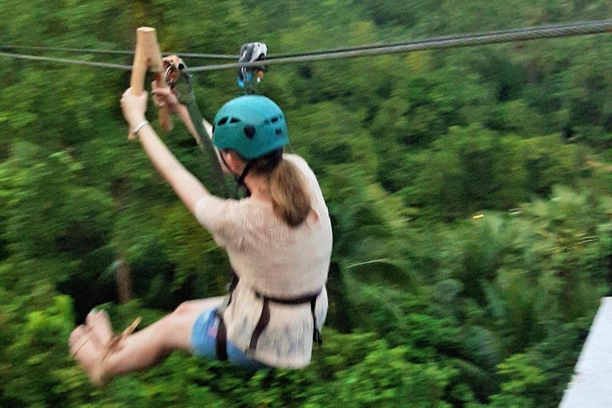 žena visi s užeta na ziplineu