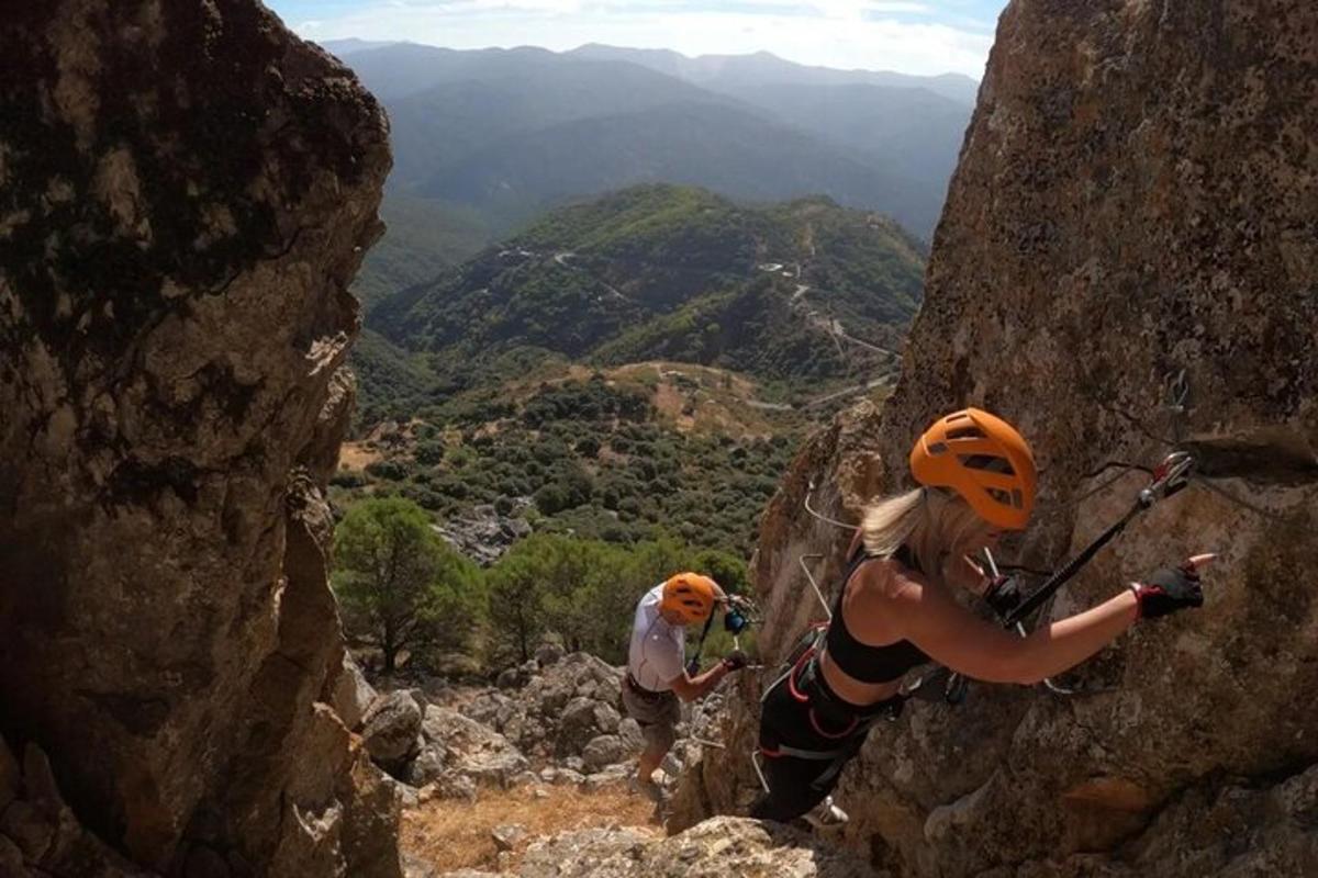 una coppia di persone che scalano una montagna