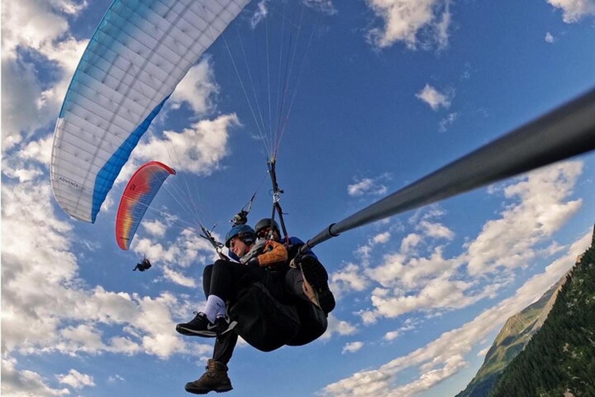 eine Person, die mit einem Fallschirm in den Himmel reitet
