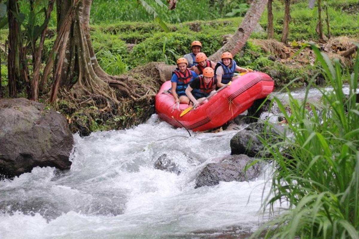 eine Gruppe von Menschen auf einem Floß in einem Fluss