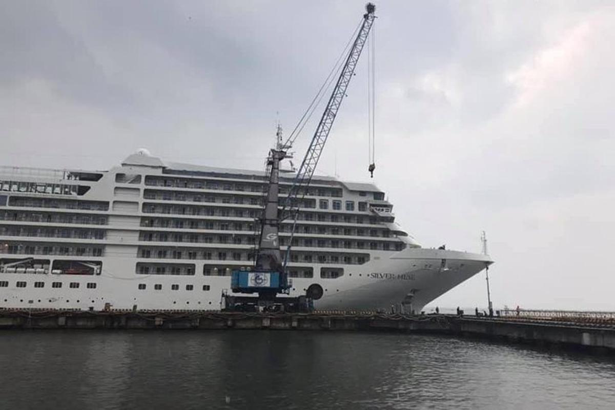 een groot cruiseschip in aanbouw met een kraan
