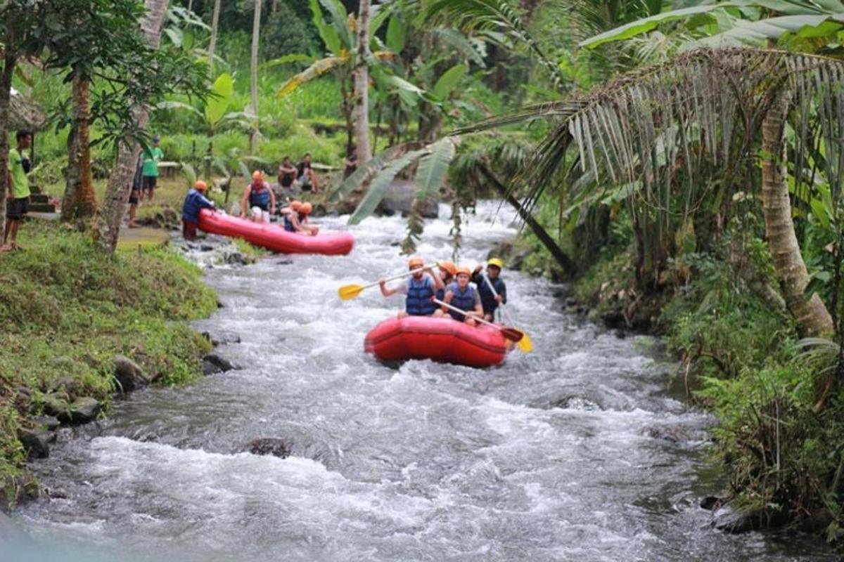 eine Gruppe von Menschen in roten Flößen in einem Fluss