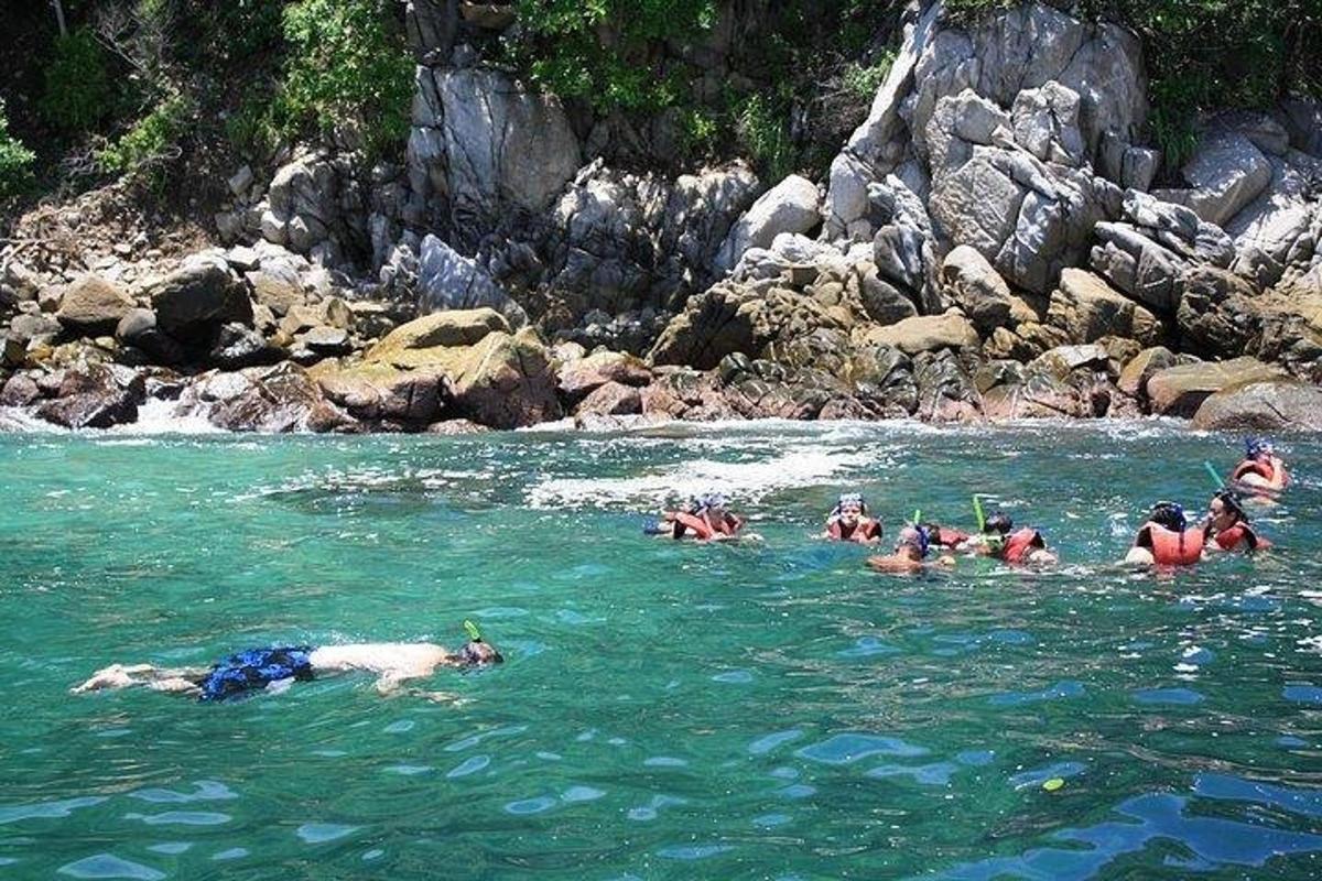 um grupo de pessoas nadando em um rio