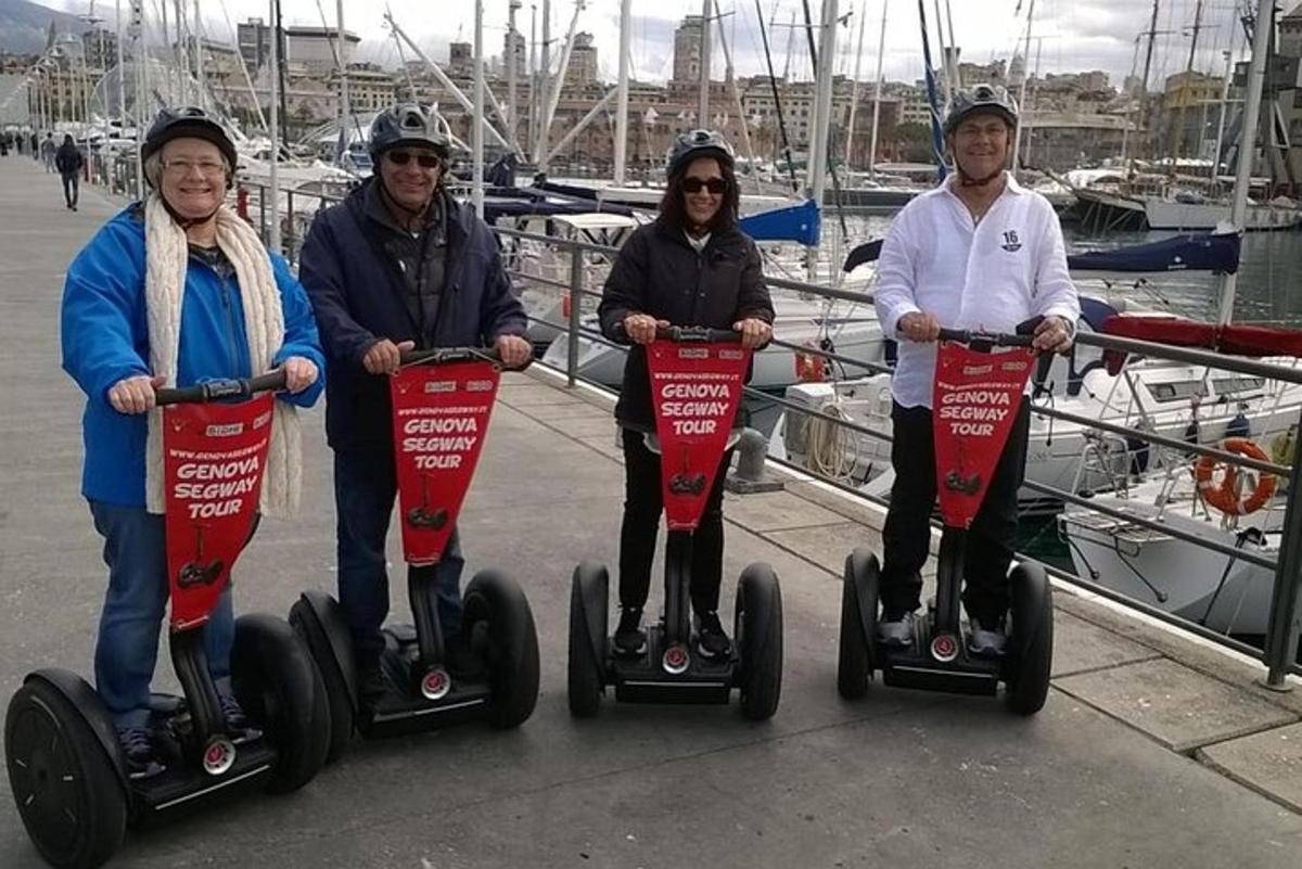 skupina tří lidí jezdících na segwayích na molu