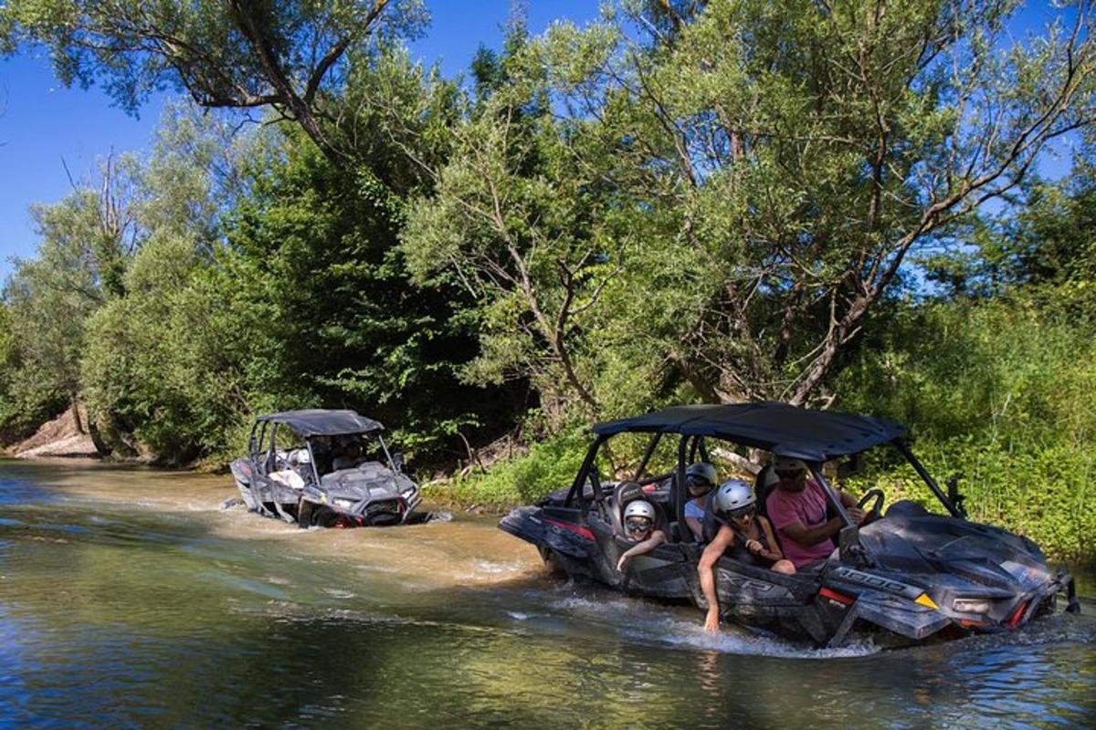 un gruppo di persone a bordo di una zattera sul fiume