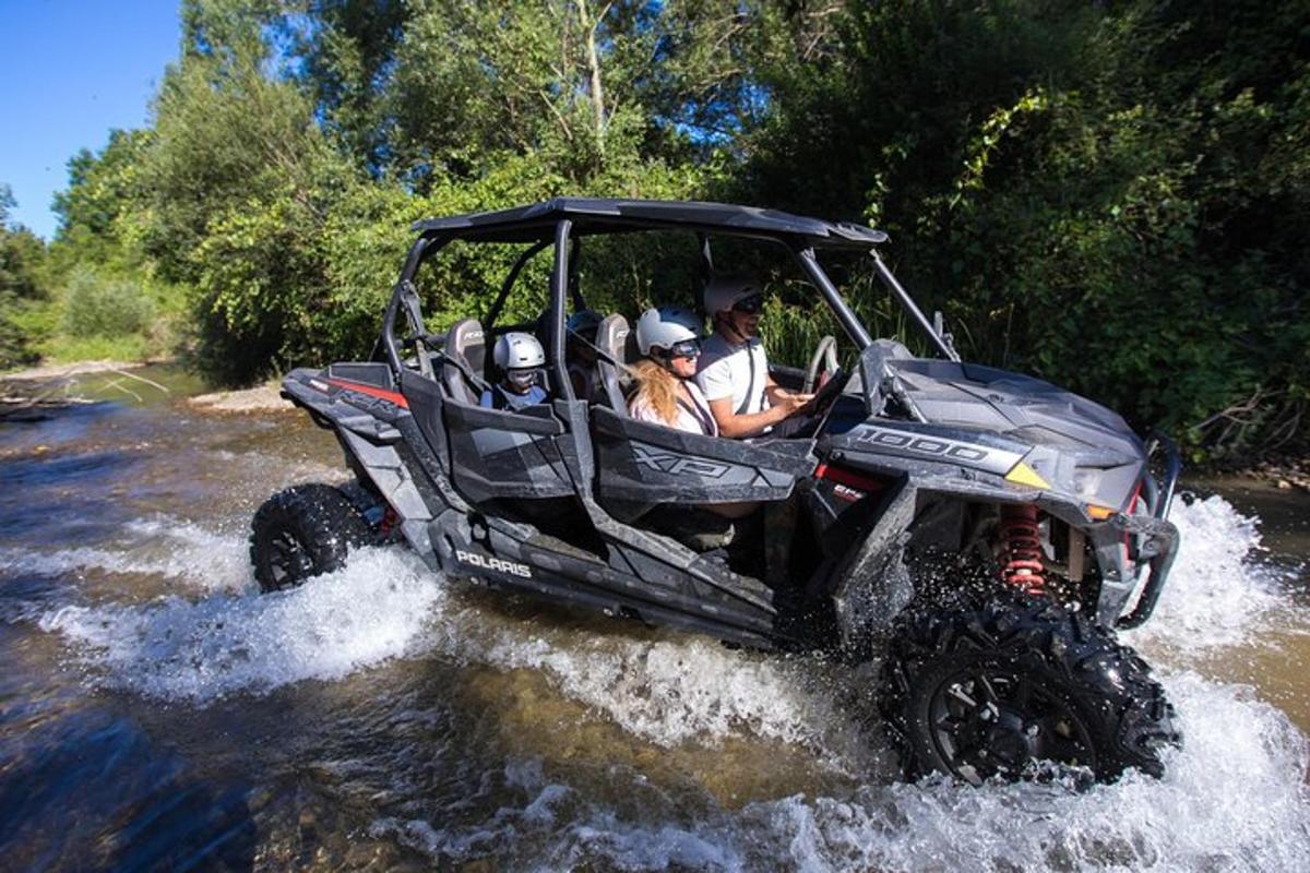 un gruppo di persone su un quad che attraversa un fiume