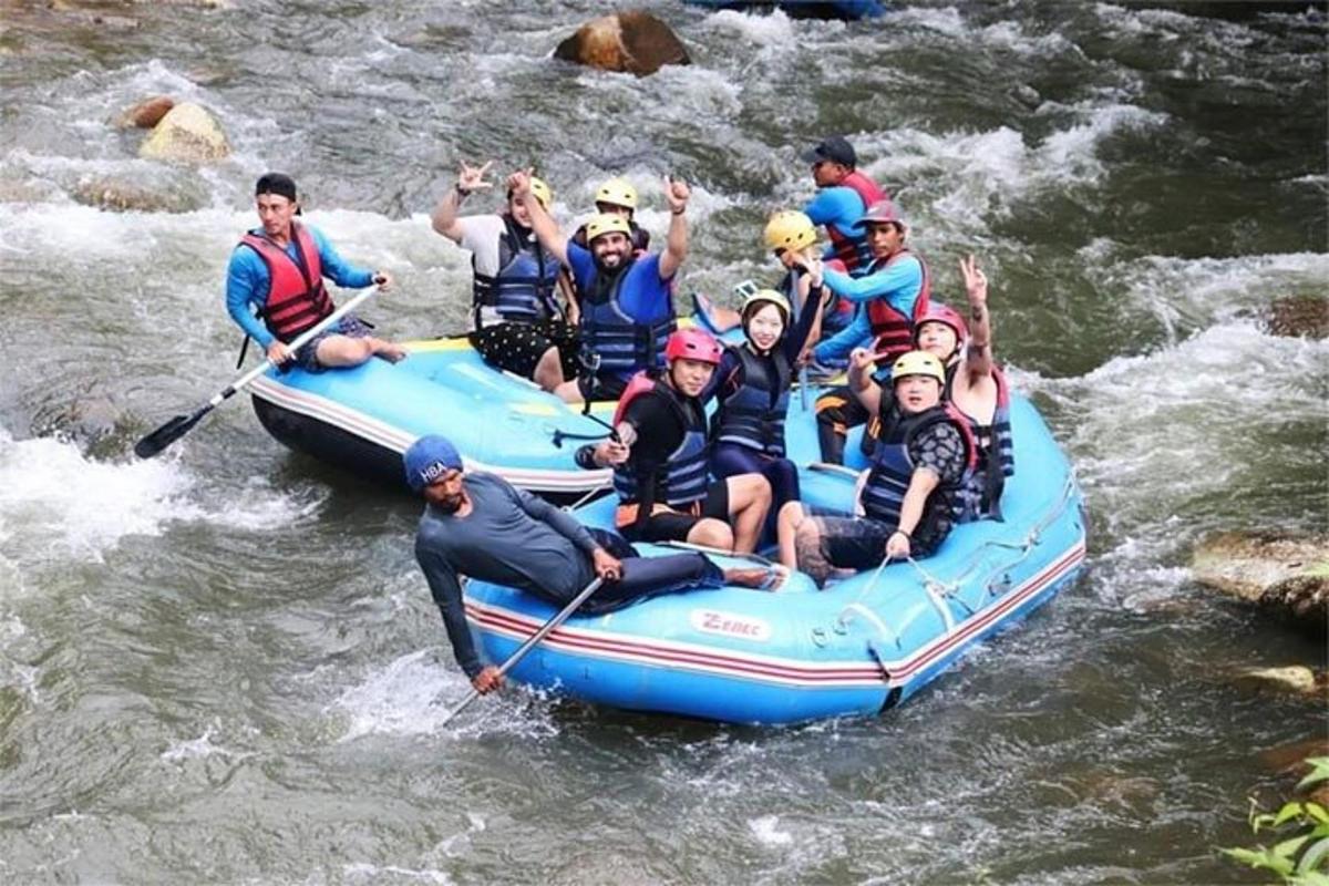 sekumpulan orang di atas rakit di sungai