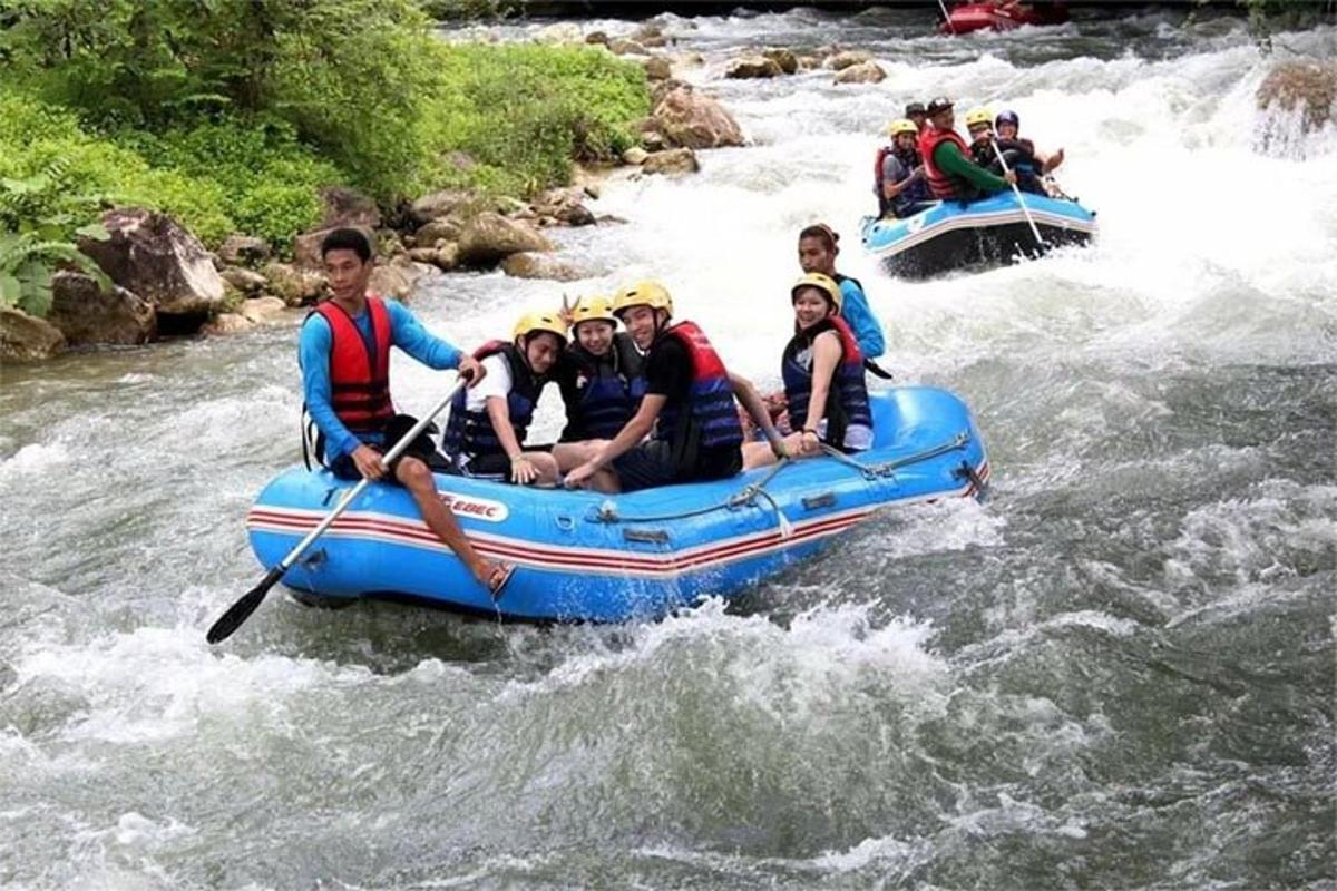 sekumpulan orang dalam rakit di sungai