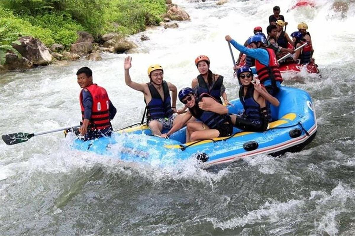 sekumpulan orang di atas rakit di sungai