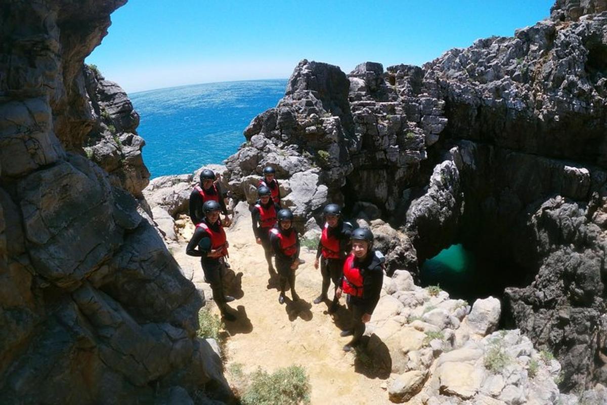 un grup de persones caminant per una cova a la muntanya