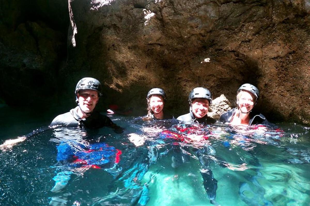 um grupo de homens na água em uma caverna
