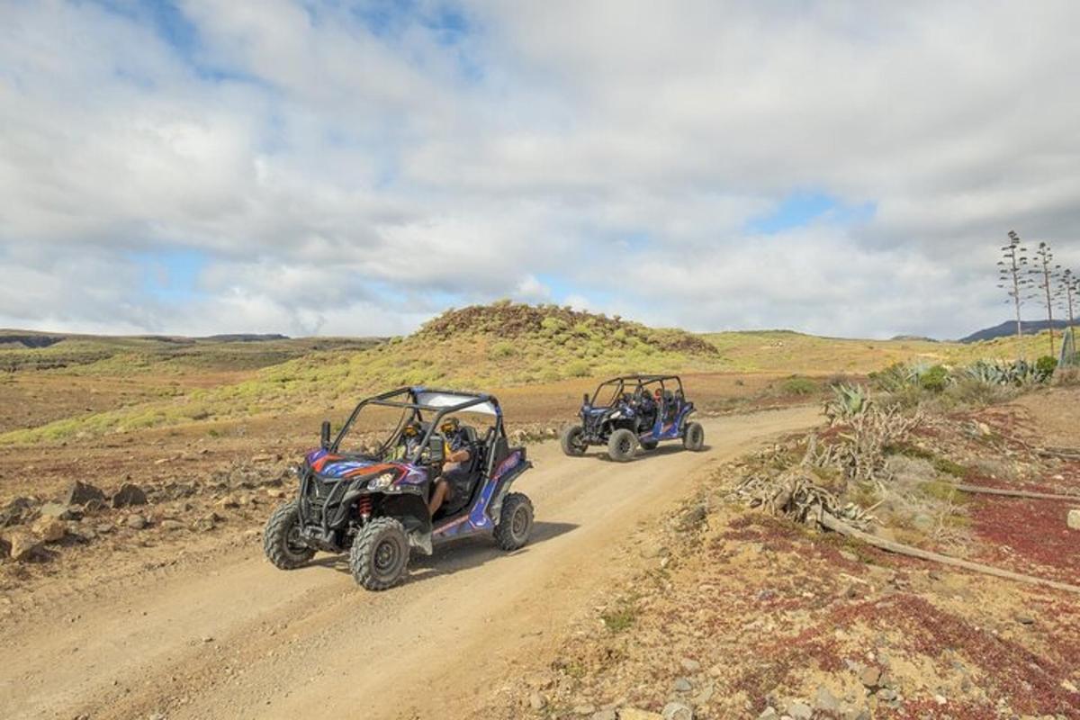 Kaks ATV-d sõidavad mööda kruusateed