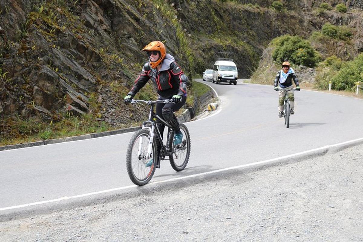 duas pessoas andando de bicicleta em uma estrada