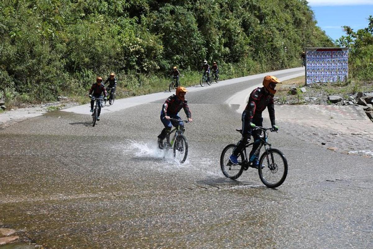 Un grupo de personas que van en bicicleta por una calle.