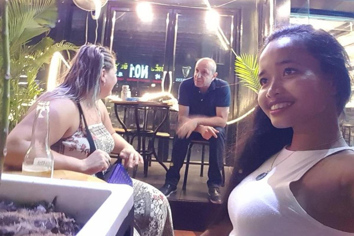 una donna seduta in un bar con un uomo