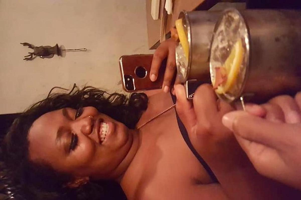 una donna che si fa tagliare i capelli con un asciugacapelli