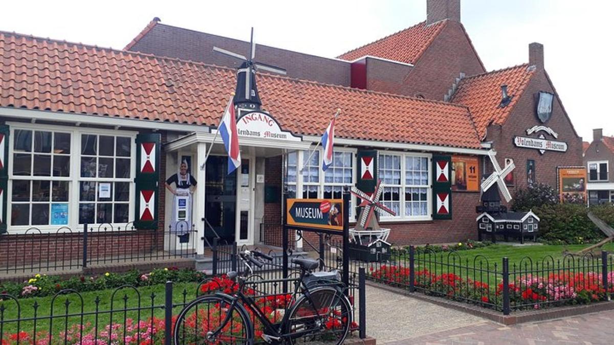 un edifici amb dues bicicletes aparcades davant