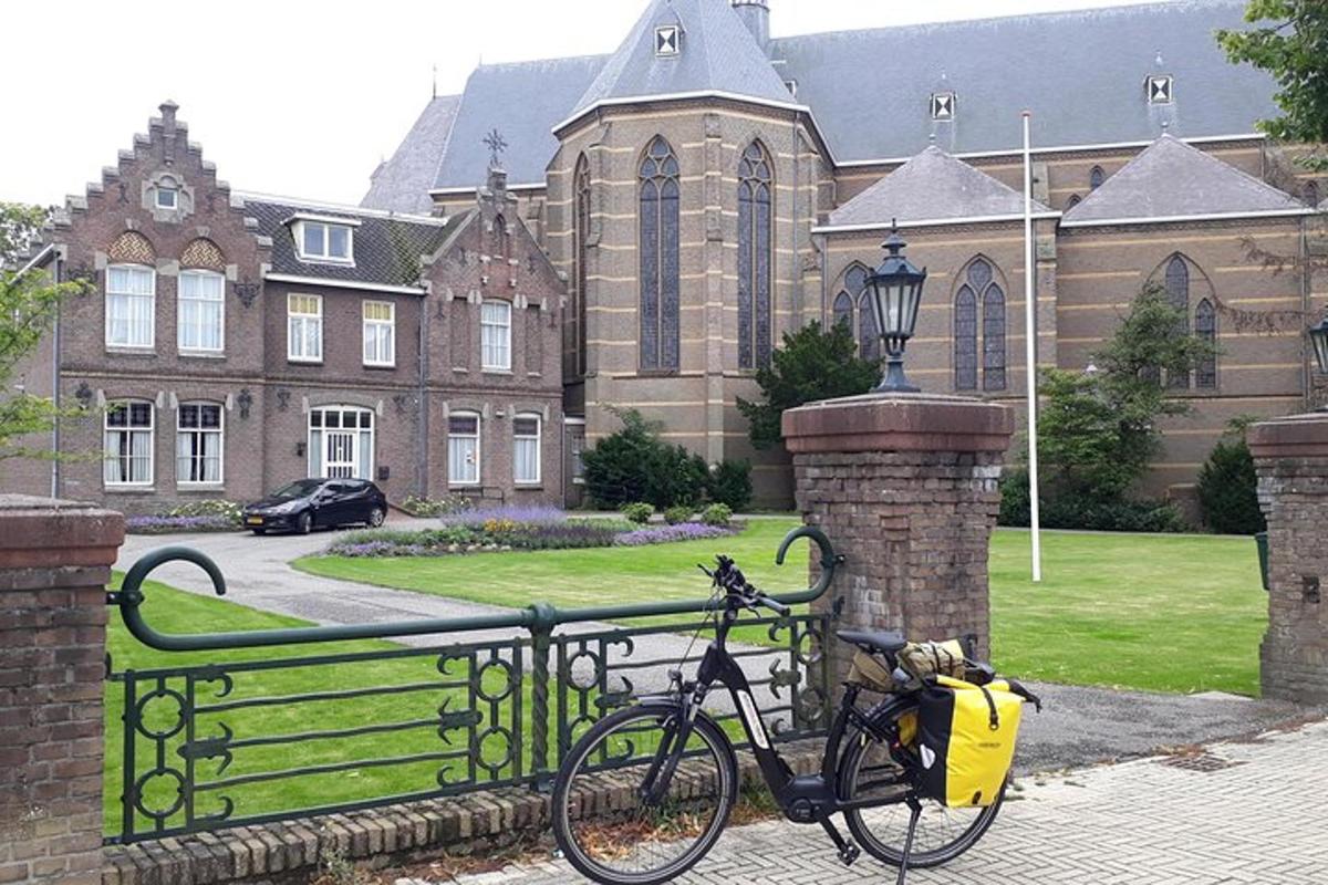 una bicicleta encadenada a una tanca davant d'un edifici