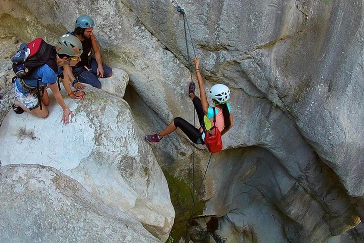 un gruppo di persone che si arrampica su una parete rocciosa