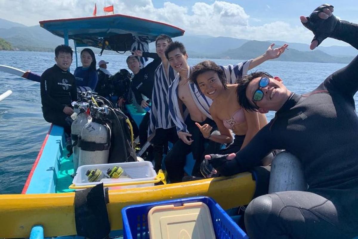 isang grupo ng mga tao sa isang bangka sa tubig