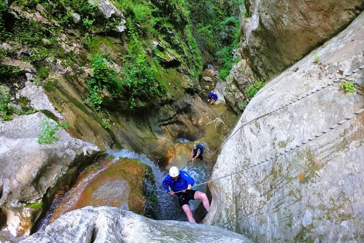 un gruppo di persone su una corda in una cascata