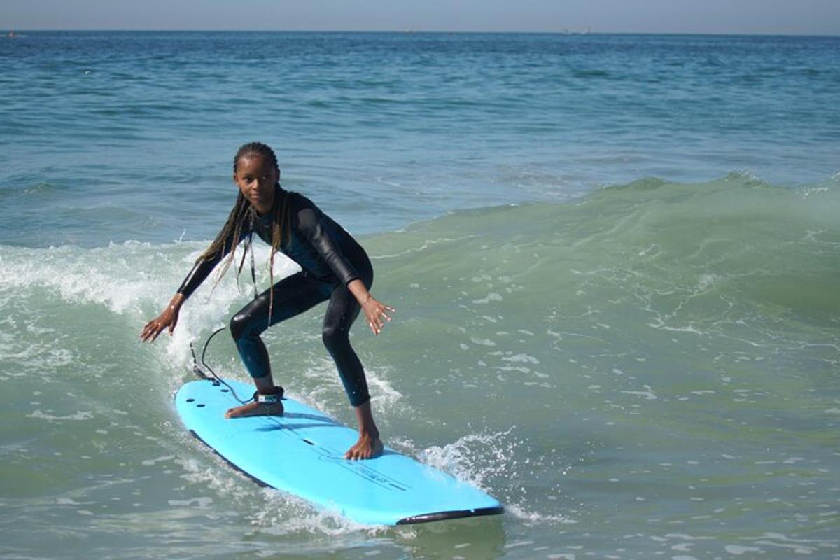 una donna che cavalca un'onda su una tavola da surf nell'oceano